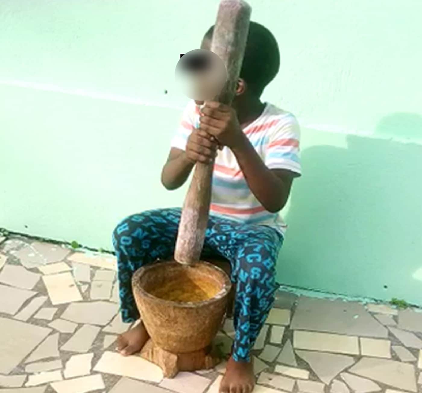 아프리카 가봉 리브르빌 중앙 병원 의사들이 출판한 비뇨기과 사례 보고서에 게재된 것으로, 소년이 어떻게 다쳤는지 재연한 모습. 다만 이 사진 속 소년이 부상당한 소년인지 분명하지 않다고 매체는 전했다. (뉴욕포스트 갈무리) ⓒ 뉴스1