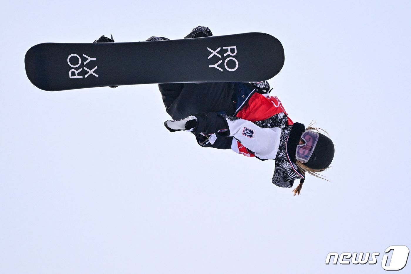 재미교포 클로이 킴이 10일 베이징 동계올림픽 스노보드 여자 하프파이프에서 경기를 펼치고 있다. ⓒ AFP=뉴스1