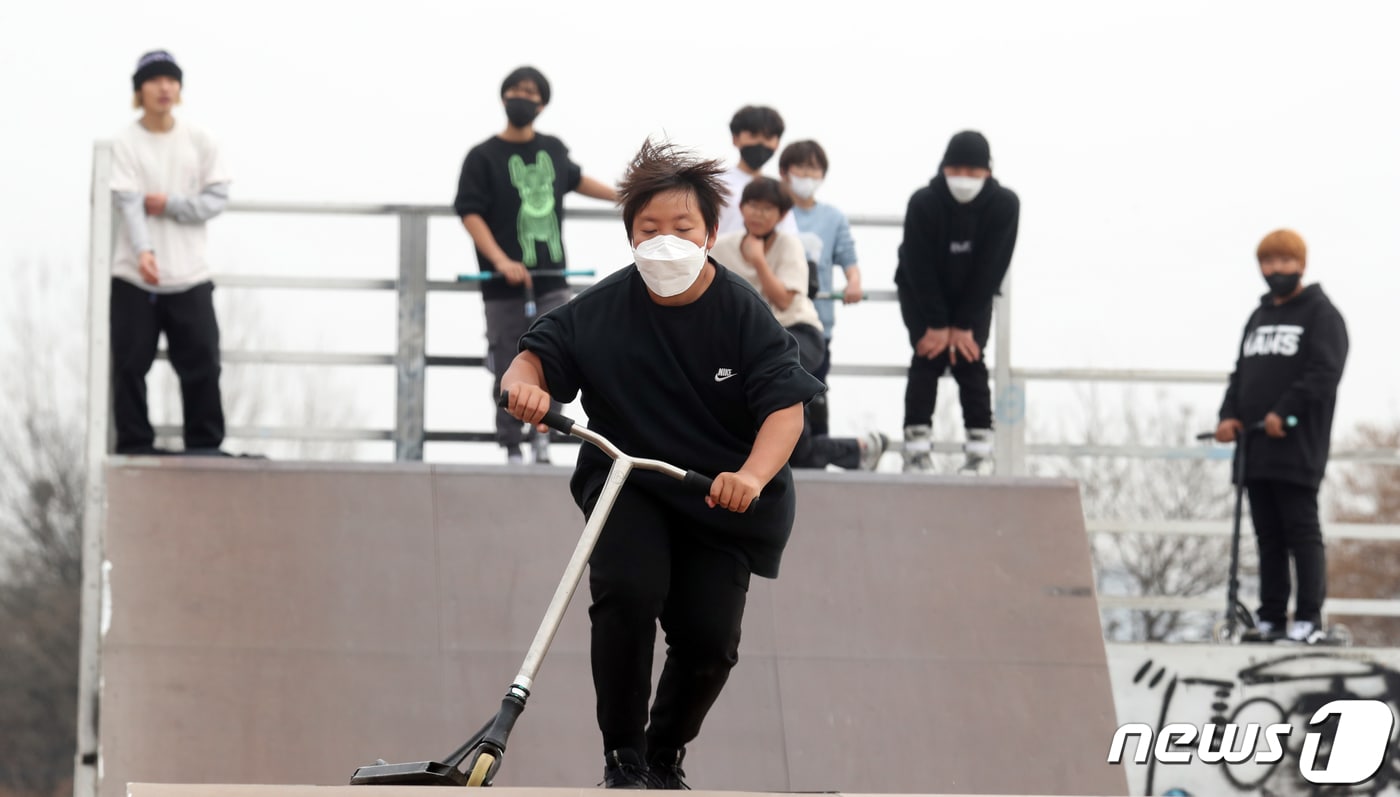 아이들이 퀵보드를 타며 즐거운 시간을 보내고 있다.(사진은 기사 내용과 무관함) / 뉴스1 ⓒ News1