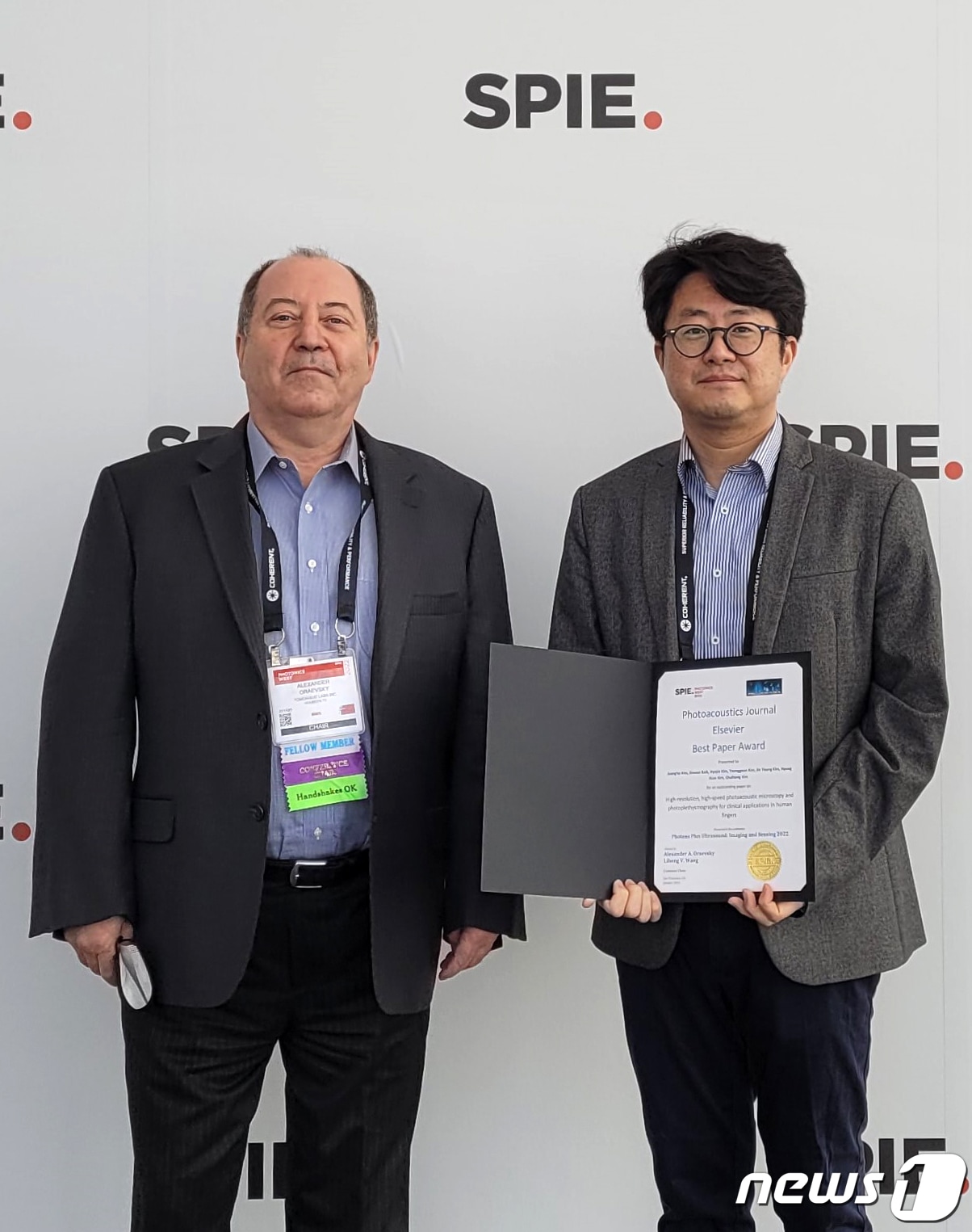 포스텍 IT융합,전자전기, 기계공학과 김철홍 교수와 전자전기 IT융합과 김형함 교수 연구팀이 국제광공학회(SPIE) 최우수 논문상을 수상했다. 김철홍 교수가 학회 관계자로부터 상을 수여받고 있다.(포스텍제공)20222.14/ⓒ 뉴스1