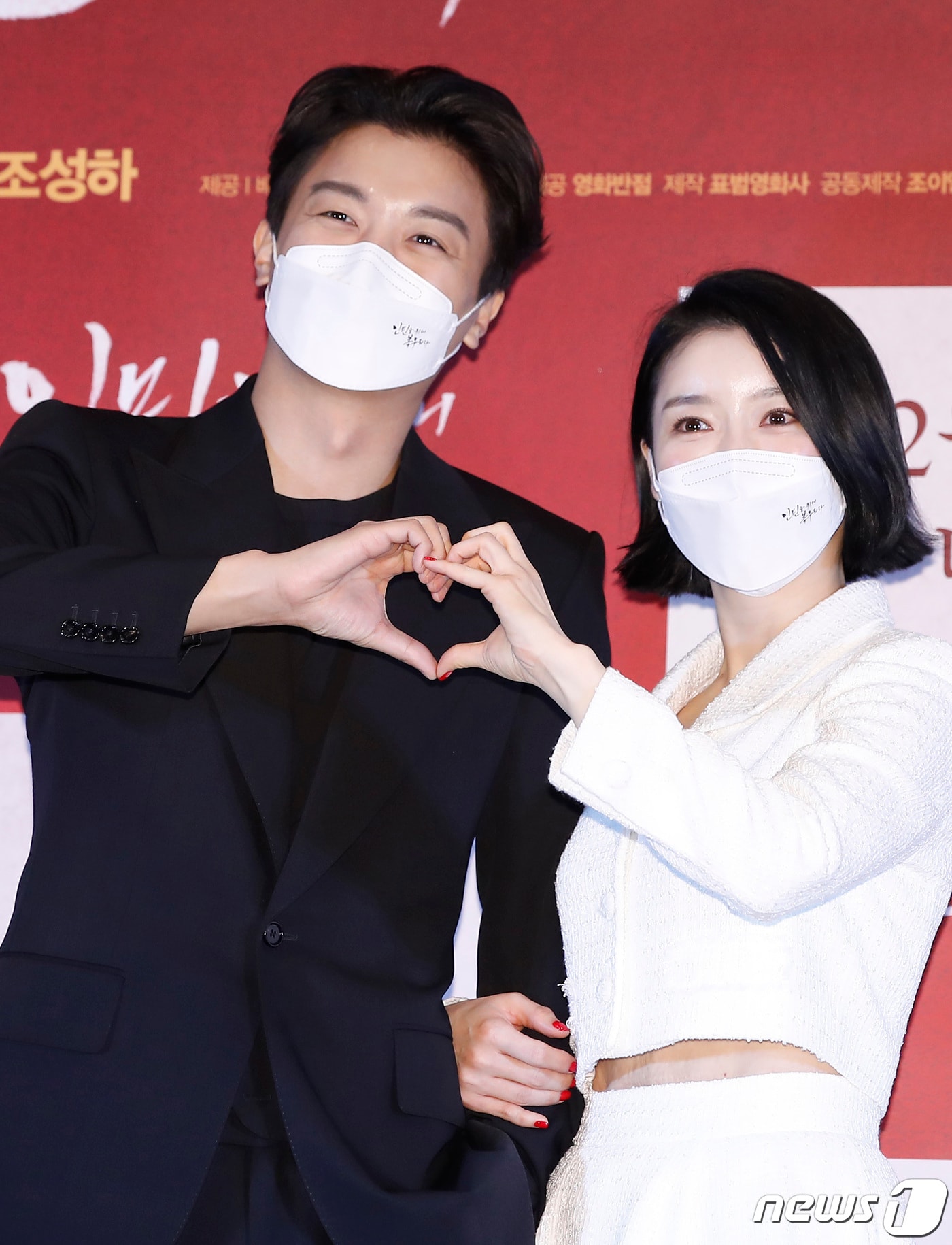 배우 연우진, 지안(오른쪽)이14일 오후 서울 건대 롯데시네마에서 열린 영화 ‘인민을 위해 복무하라’(감독 장철수) 언론시사회 및 기자간담회에 참석해 포즈를 취하고 있다. '인민을 위해 복무하라'는 사단장의 젊은 아내 수련(지안 분)과 출세를 꿈꾸는 모범병사 무광(연우진 분)이 만나 위험한 유혹에 빠지는 이야기를 담은 작품이다. 2022.2.14/뉴스1 ⓒ News1 권현진 기자