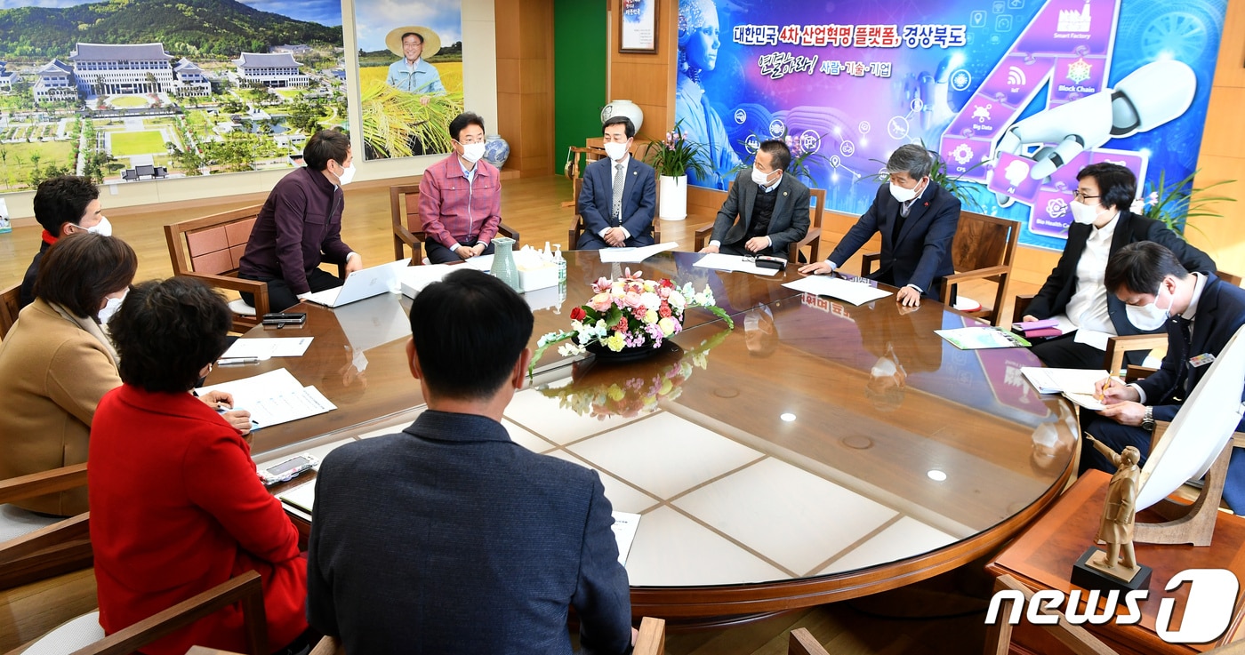 대구취수원 구미이전을 반대하는 구미시의회 특별위원회 위원들이 14일 오후 3시30분쯤 이철우 경북지사를 항의 방문해 면담을 하고 있다.(경북도청 제공)ⓒ 뉴스1