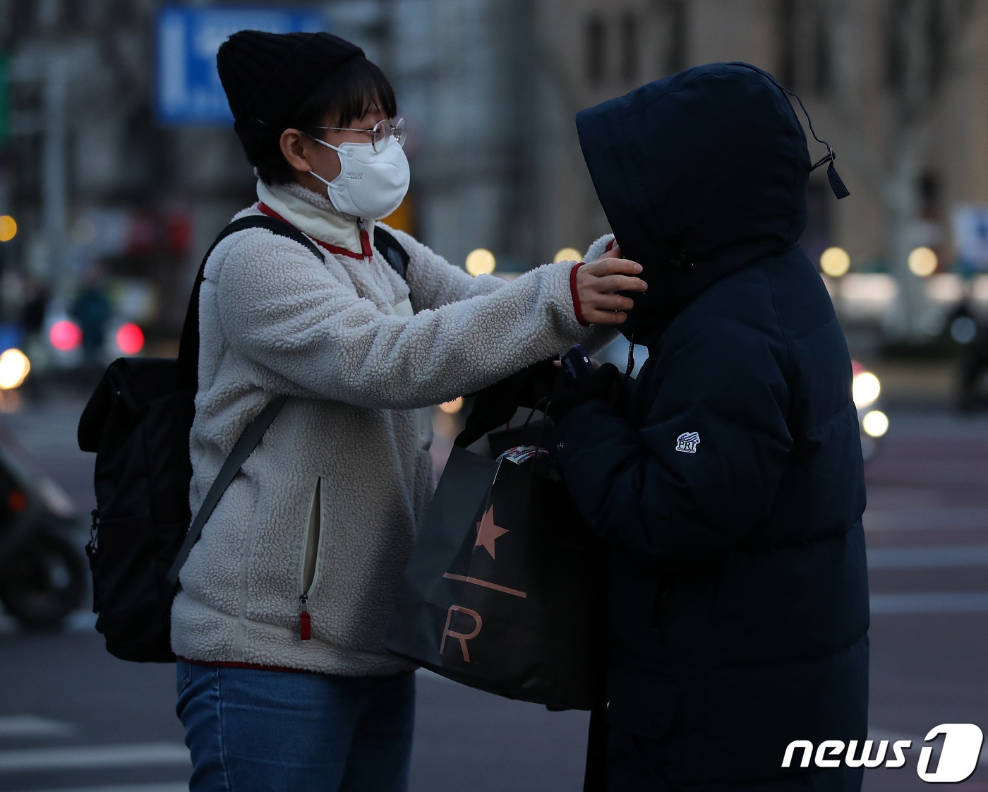 기상청은 16일 서울의 아침 최저기온은 영하 11도, 체감온도는 영하 17도로 예보했다. 2022.2.15/뉴스1 ⓒ News1 김진환 기자