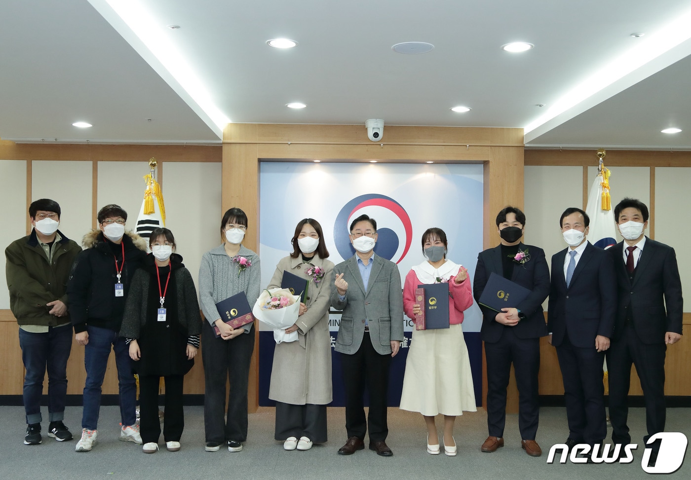 박범계 법무부장관이 17일 법무부 청사에서 열린 '국민과 함께하는 법무부 청렴문예대전' 시상식에서 수상자들과 기념촬영을 하고 있다. (법무부 제공) ⓒ 뉴스1