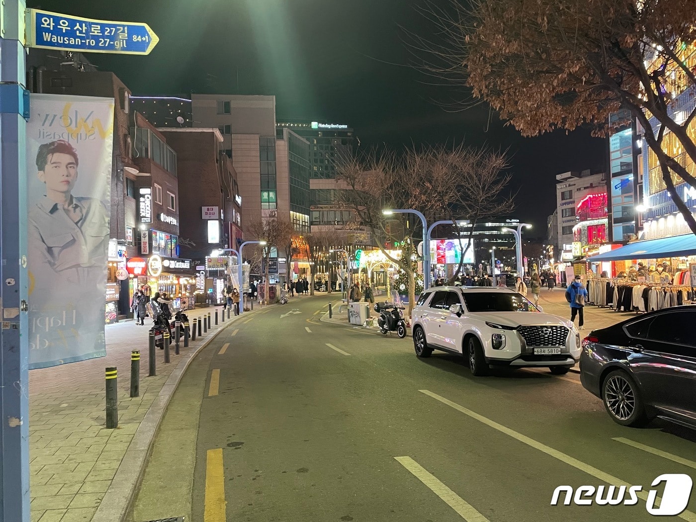 코로나19 일일 신규 확진자 수가 10만명을 돌파한 18일 오후 썰렁한 홍대거리의 모습. ⓒ 뉴스1