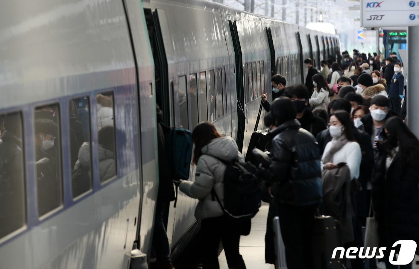 10대 청소년이 "소년원에 가고 싶다"며 고속철도 선로 위에 담장 벽돌 크기 돌덩이를 올려놓았다 폐쇄회로(CC) TV를 지켜보던 로컬관제원이 미리 알아채고 대형사고를 막은 일이 뒤늦게 알려졌다. 사진은 열차에 승객들이 탑승하는 모습. (사진은 기사 내용과 무관함) ⓒ News1 자료 사진