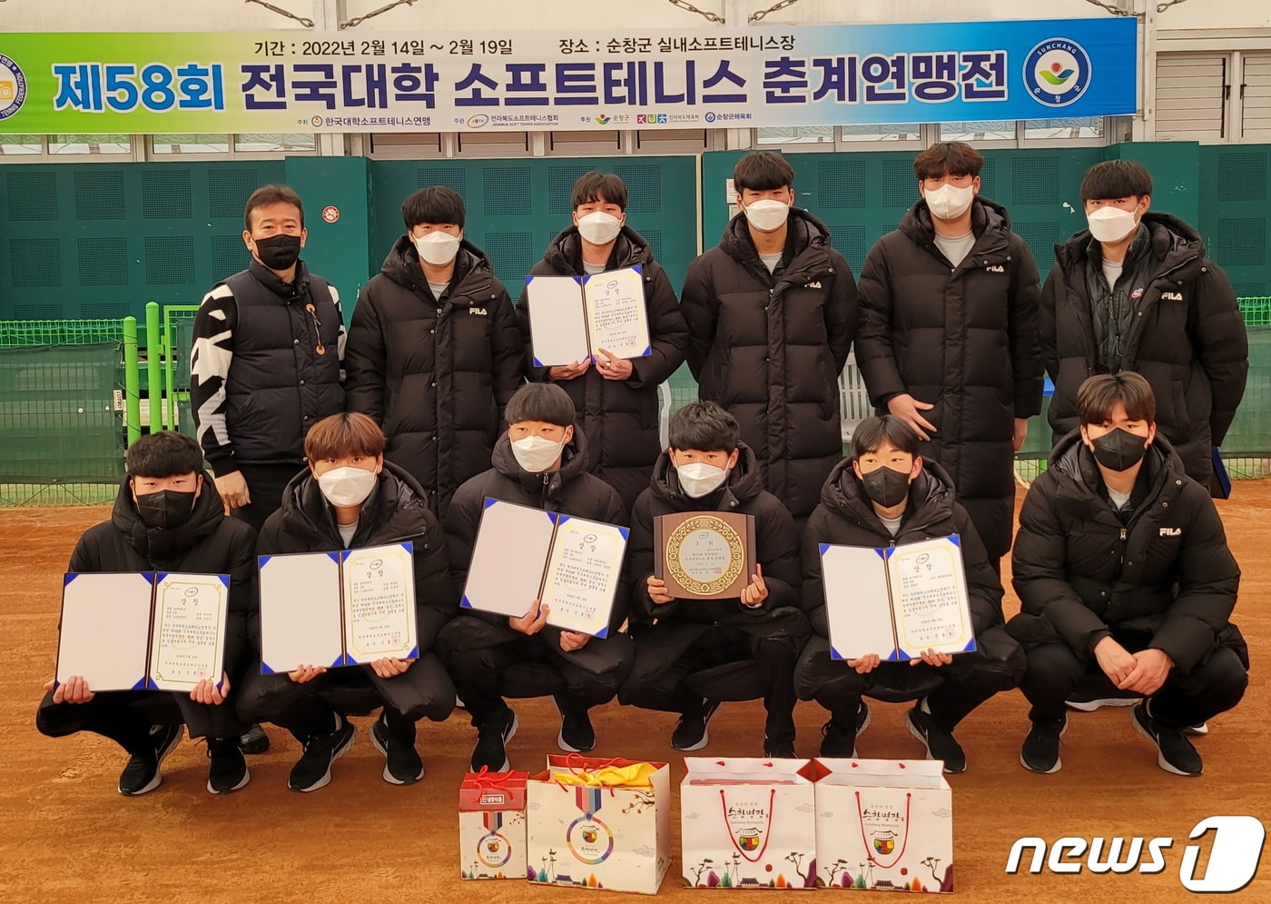 제58회 전국대학소프트테니스 춘계연맹전에 출전한 대전대 소프트테니스팀이 기념사진을 촬영하고 있다. (대전대 제공) ⓒ 뉴스1