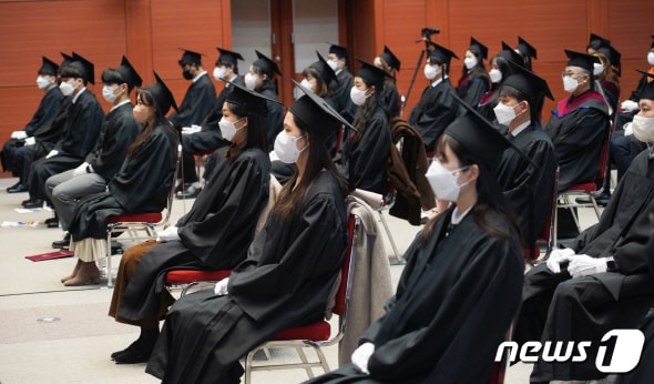 전북대학교 2021학년도 전기 학위수여식이 22일 진수당 가인홀에서 개최됐다. 날 학위수여식에서는 3112명의 학사와 591명의 석사, 138명의 박사 등에게 학위가 수여됐다.(전북대 제공)ⓒ 뉴스1