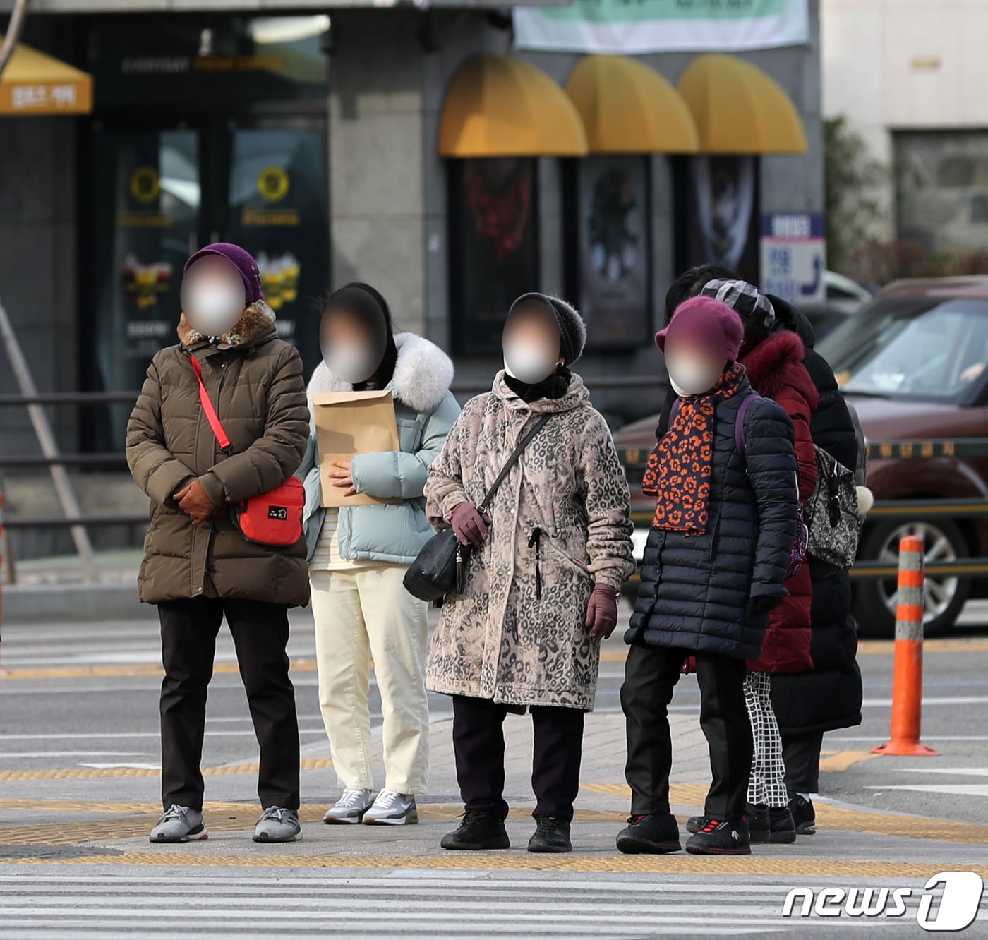 부산시 동래구 내성교차로에서 털모자를 쓴 시민들이 출근길 발걸음을 재촉하고 있다./뉴스1 ⓒ News1 DB