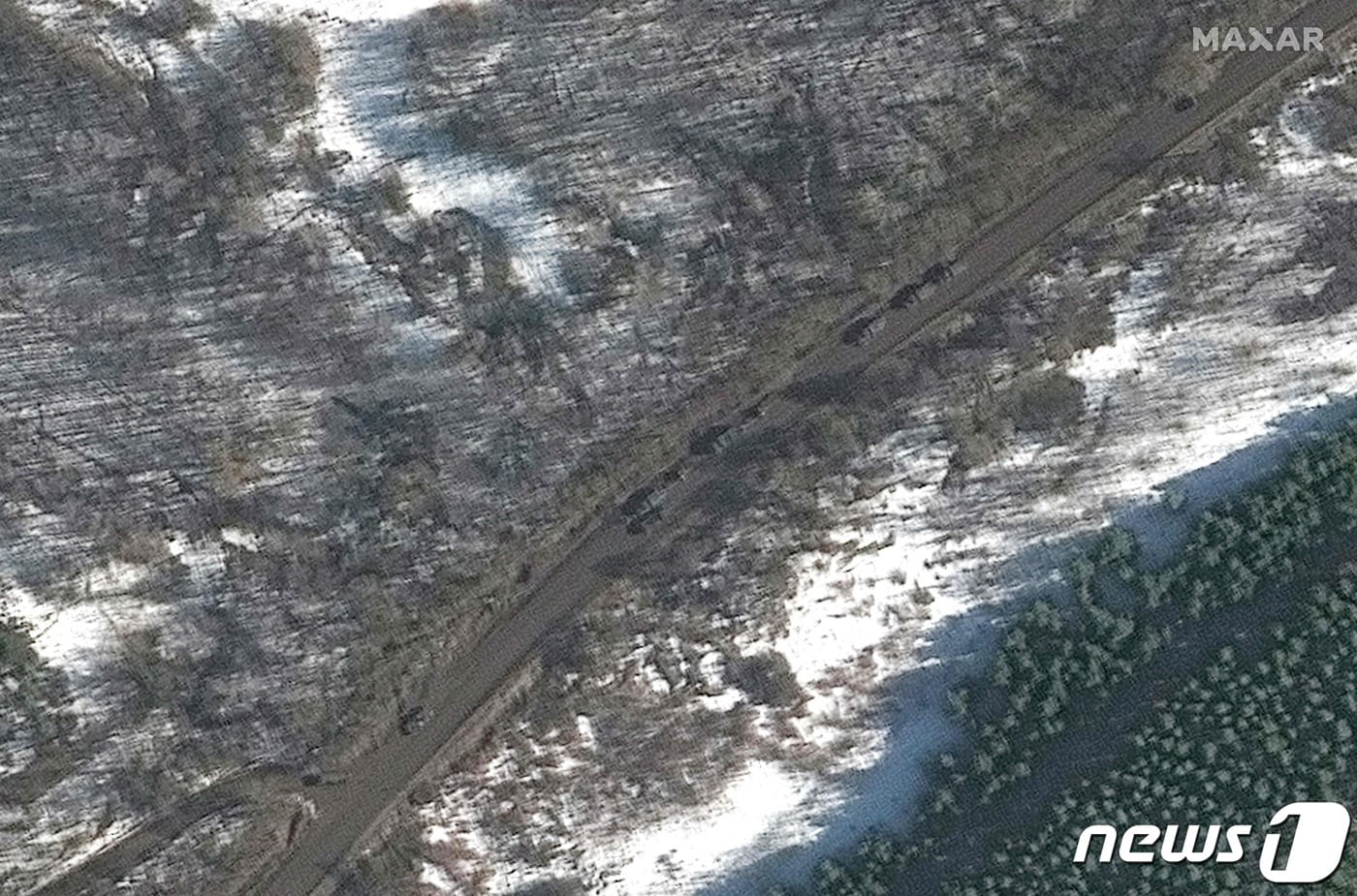 23일 (현지시간) 우크라이나 접경인 러시아 벨고로드주 골로브치노에 군용 차량들이 이동하는 모습이 보이고 있다. ⓒ AFP=뉴스1 ⓒ News1 우동명 기자