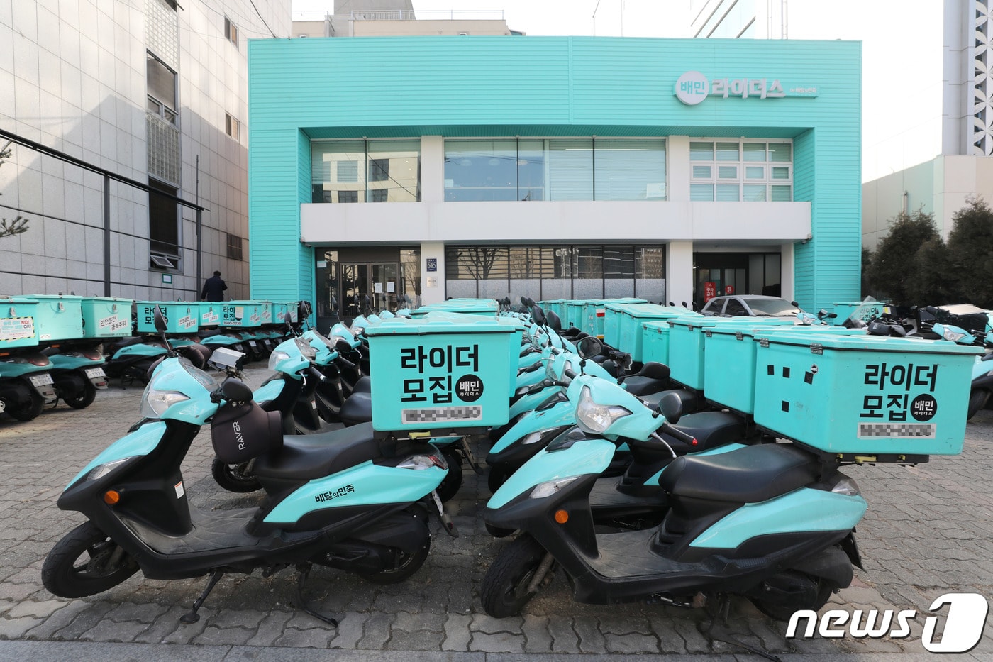 24일 서울 강남구 배민라이더스 남부센터에 배달용 오토바이들이 서있다. 2022.2.24 ⓒ 뉴스1 박세연 기자