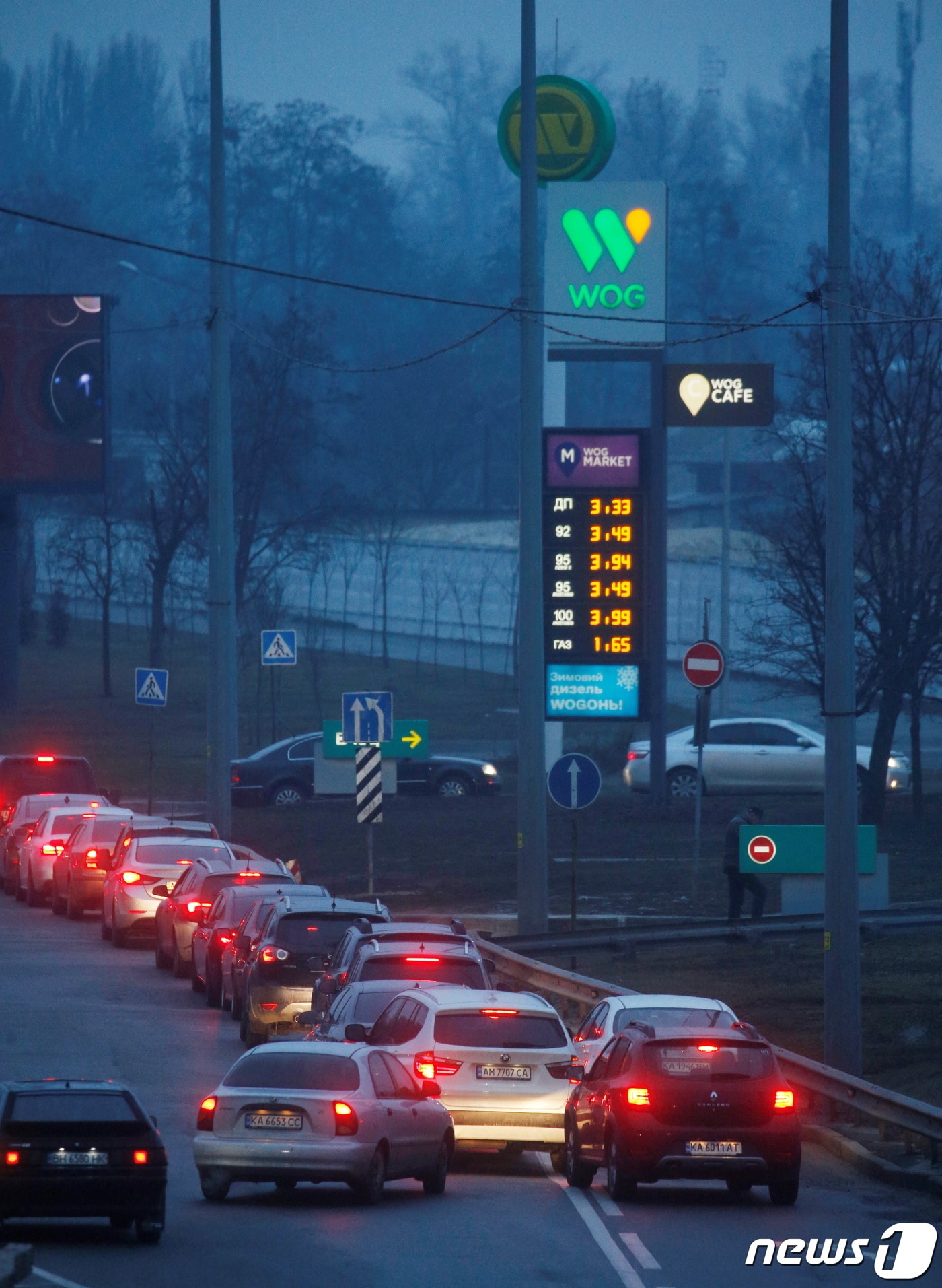 블라디미르 푸틴 러시아 대통령이 24일(현지시간) 우크라이나 동부지역 군사작전을 승인하자 키예프에서 시민들의 차량이 주유를 하기 위해 줄을 서서 기다리고 있다. 2022.02.24/news1 ⓒ 로이터=뉴스1 ⓒ News1 김민수 기자