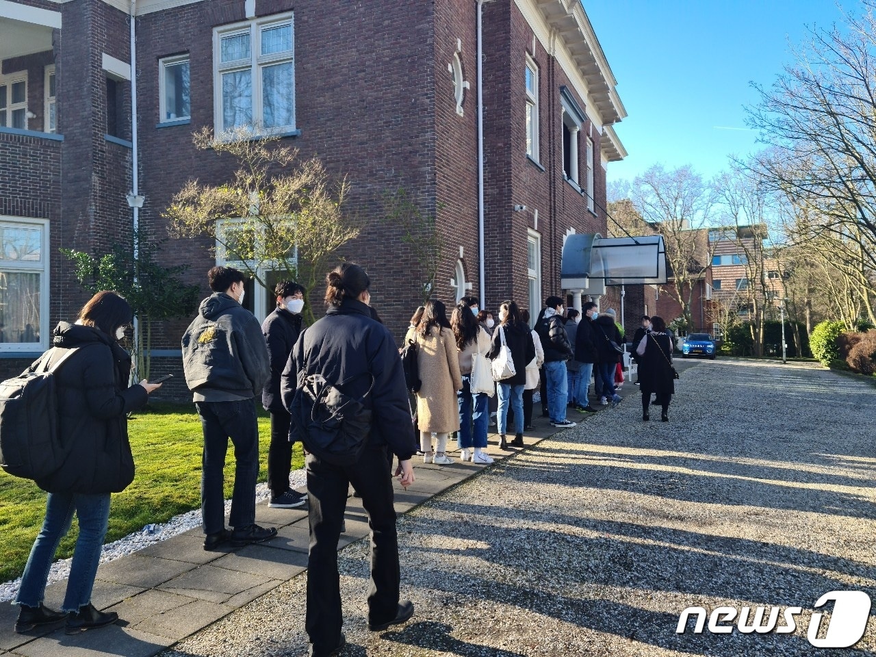 원거리에 거주하는 교민들은 투표 셔틀버스를 타고 소중한 한 표를 행사하기 위해 이른 아침부터 대사관으로 모였다. ⓒ 차현정 통신원