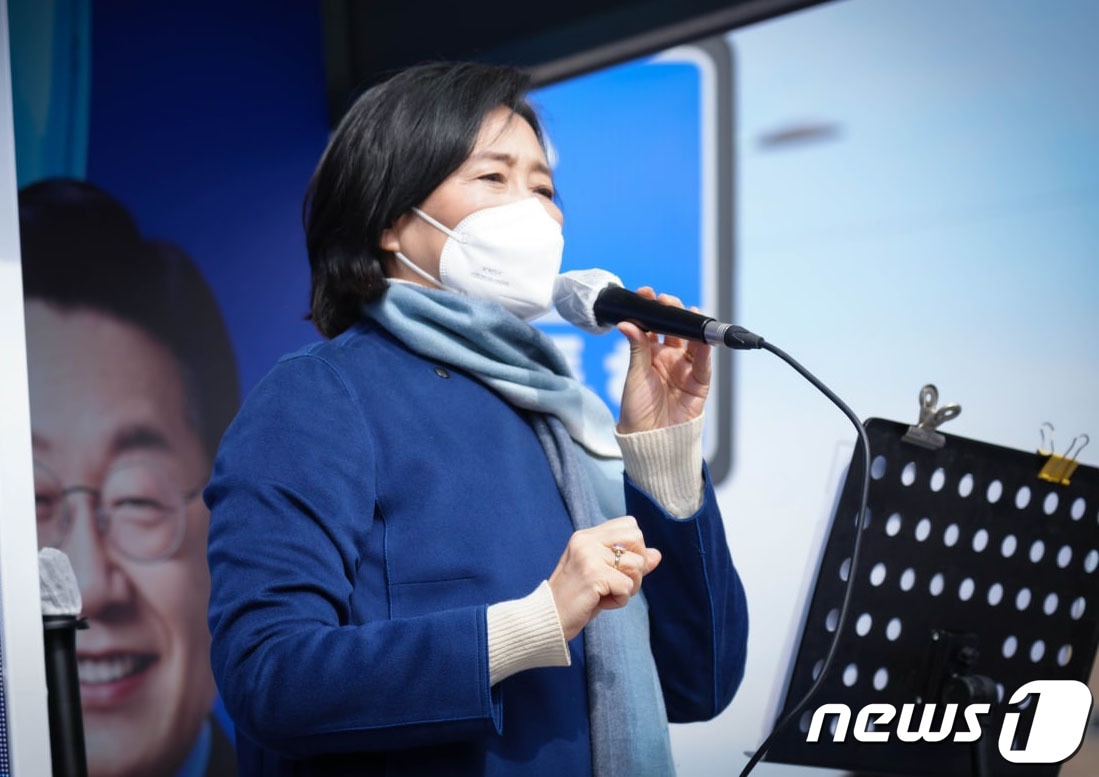 박영선 더불어민주당 선대위 디지털대전환위원장은 28일 광주를 찾아 이재명 후보 지지 연설을 하고 있다. 박 위원장은 "이재명 후보를 뽑아 광주가 디지털 대전환 시대에 우뚝 서야 한다"고 강조했다.(민주당 광주 제공)2022.2.28/뉴스1 ⓒ News1 박준배 기자