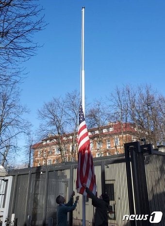 줄리 피셔 벨라루스 주재 미국 대사는 28일(현지시간) 트위터에 벨라루스 대사관에서 모든 직원들이 떠났다는 글과 함께 성조기를 내리는 사진을 게재했다. ⓒ 뉴스1(줄리 피셔 미 대사 트위터 사진)