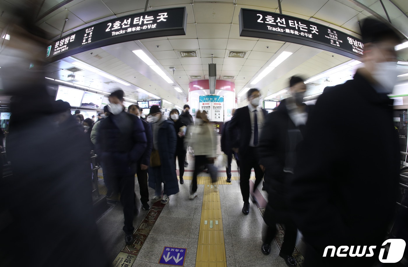 대구도시철도 노조가 현장 인력 확충 등을 요구하며 대구교통공사와 3차 교섭에 들어간다. 사진은 대구도시철도 반월당역. 뉴스1 ⓒ News1 자료 사진