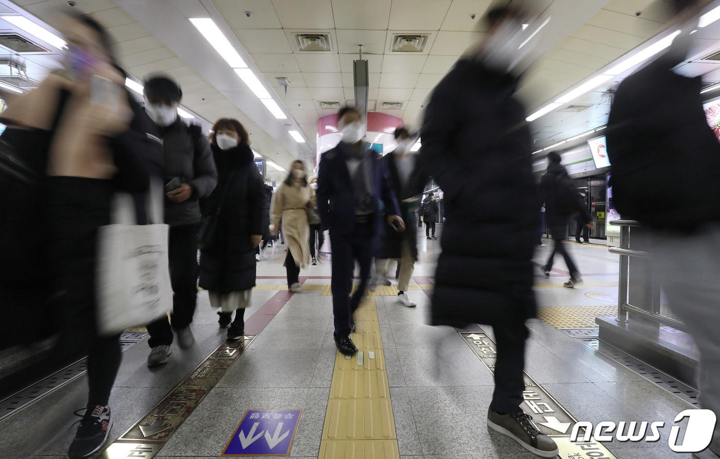 대구교통공사는 오는 31일 국채보상운동기념공원에서 열리는 '제야의 타종' 행사에 참여하는 시민의 원활한 귀가를 지원하기 도시철도를 연장·증편 운행한다고 30일 밝혔다. 사진은 도시철도 반월당역. 뉴스1 ⓒ News1 자료 사진