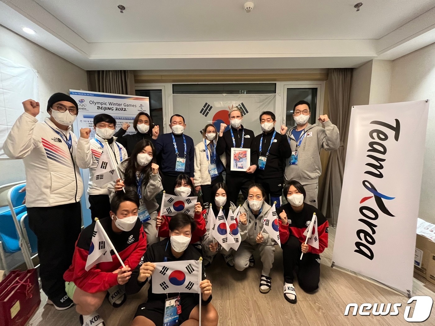 바이애슬론 티모페이 랍신 선수(위 오른쪽 세번째)가 생일을 맞아 3일 중국 장자커우 선수촌에서 동료들에게 축하를 받은 뒤 기념촬영을 하고 있다.(대한체육회 제공) 2022.2.4/뉴스1