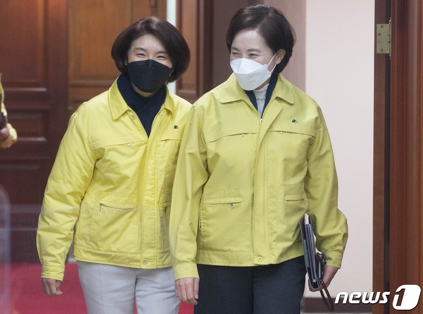 유은혜 사회부총리 겸 교육부 장관(오른쪽) 한정애 환경부 장관이 4일 오전 서울 종로구 정부서울청사에서 열린 코로나19 대응 중앙재난안전대책본부 회의에 참석하고 있다.2022.2.4/뉴스1 ⓒ News1 송원영 기자