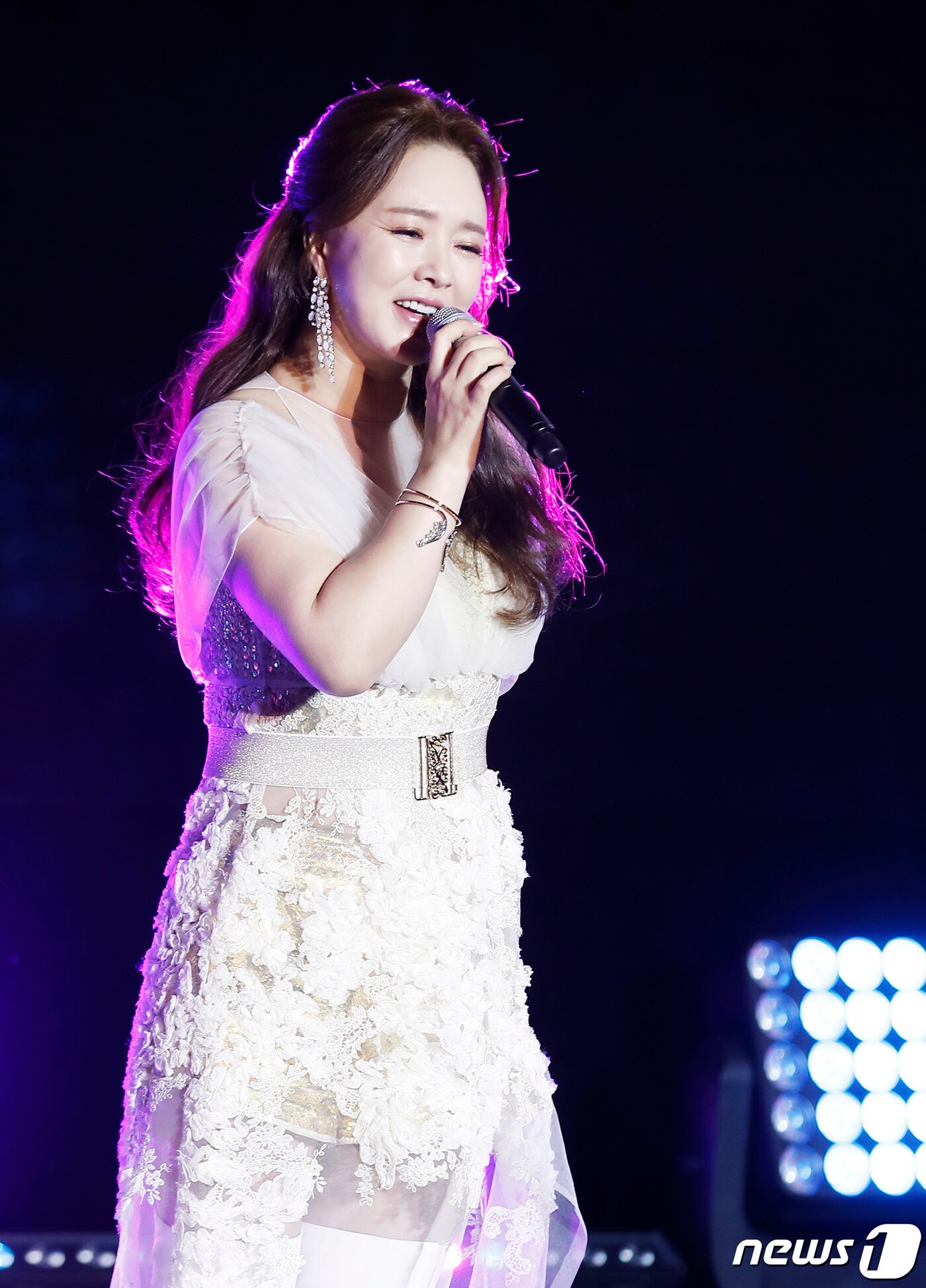 가수 금잔디가 4일 오후 서울 영등포구 타임스퀘어 CGV 에서 데뷔 20주년 기념 정규 앨범 ‘당신은 명작’ 발매 쇼케이스를 열고 신곡을 선보이고 있다. 2022.2.4/뉴스1 ⓒ News1 권현진 기자