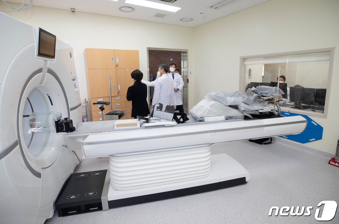 8일 오전 서울 송파구 서울아산병원 감염관리센터에서 의료진들이 음압CT촬영실 장비를 점검하고 있다. 2022.2.8/뉴스1 ⓒ News1 조태형 기자