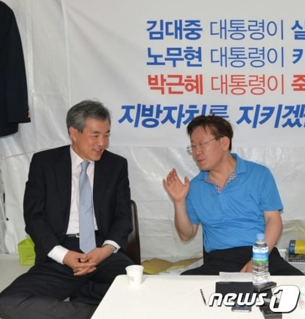 2016년 6월 10일 이상돈 중앙대 법대 명예교수가 정부의 지방재정개편에 반대, 광화문 광장에서 농성을 펼치는 대학제자 이재명 성남시장을 격려 방문하던 모습. (이사모 페이스북 갈무리) ⓒ 뉴스1