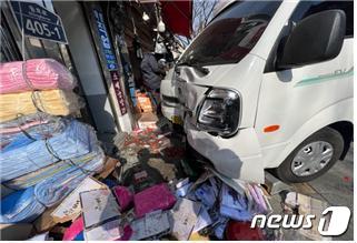 9일 오전 종로5가 사거리 인근 인도 교통사고 현장 ⓒ 뉴스1(종로소방서 제공)