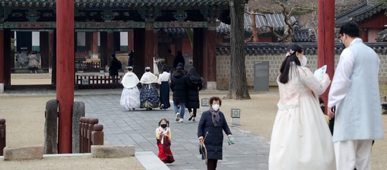 전북 전주시 한옥마을을 찾은 관광객들이 경기전을 둘러보고 하고 있다. 2022.3.1 ⓒ 뉴스1 유경석 기자