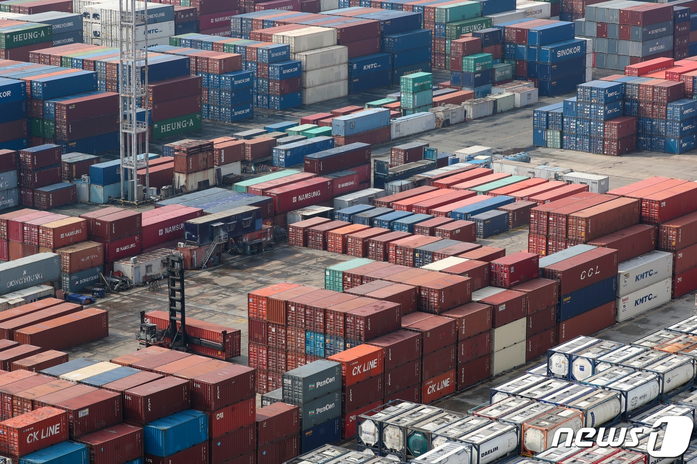 부산 남구 부산항 신선대 컨테이너 터미널에 컨테이너가 쌓여 있다. 2022.3.1/뉴스1 ⓒ News1 김영훈 기자
