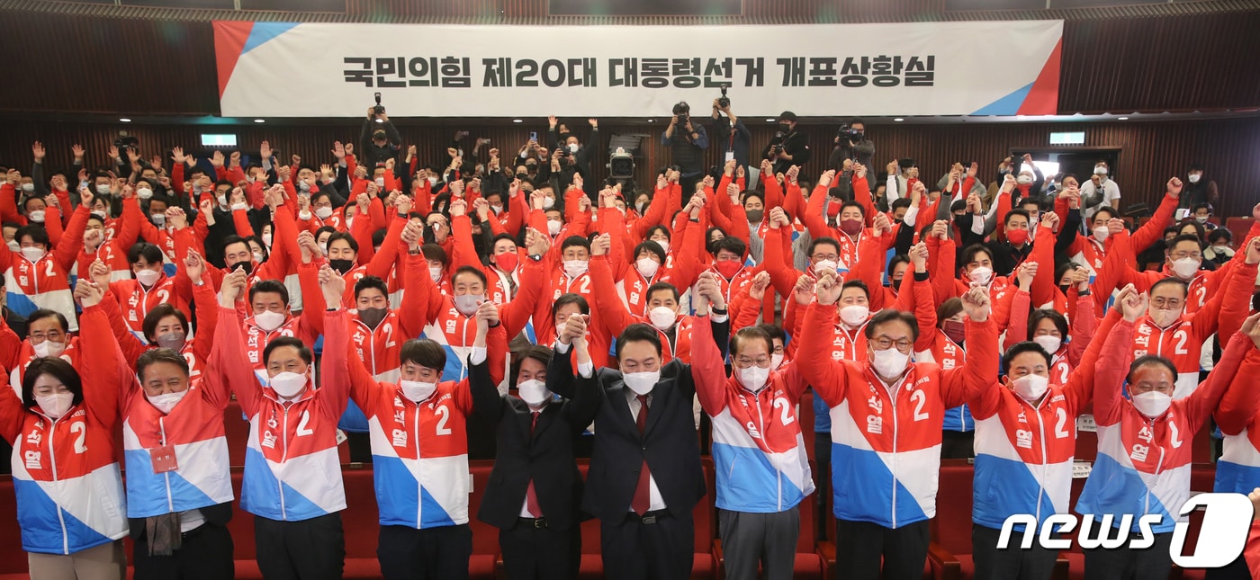 윤석열 제20대 대통령 당선인이 10일 새벽 서울 여의도 국회 도서관에 마련된 국민의힘 개표 상황실을 찾아 당선 세리머니를 하고 있다. 2022.3.10/뉴스1 ⓒ News1 구윤성 기자