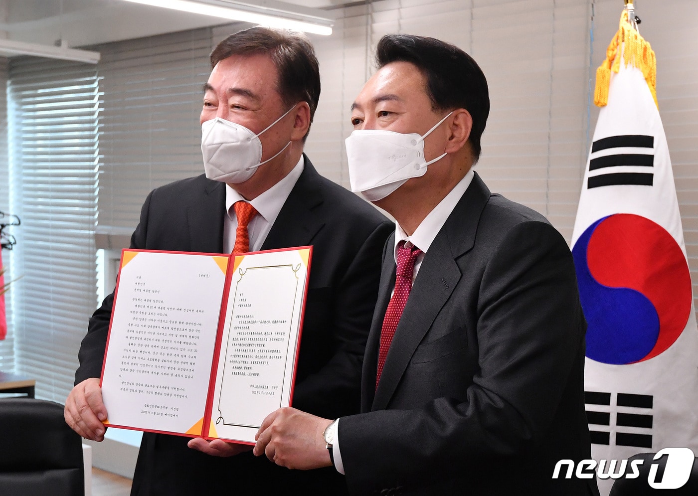 윤석열 대통령 당선인이 11일 서울 여의도 국민의힘 당사에 마련된 당선인 사무실에서 싱하이밍 주한중국대사에게 시진핑 중국국가주석의 축하 서신을 전달받고 있다. 2022.3.11/뉴스1 ⓒ News1 구윤성 기자