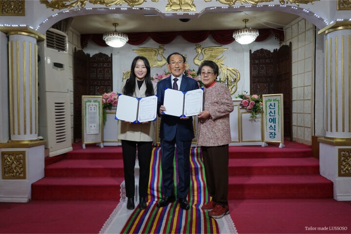 왼쪽부터 루쏘소 이수진 이사, 신신예식장 백낙삼 대표, 최필순 실장ⓒ 뉴스1