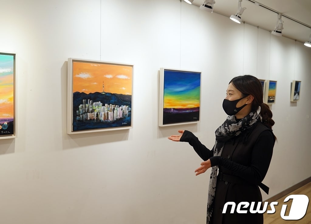 유디치과는 4월 6일까지 서초구 소재 유디갤러리에서 서양화가 정윤하 작가(사진 속 인물)의 개인전 '희망의 빛'을 문화 사회공헌사업의 일환으로 개최한다고 14일 밝혔다. (유디치과 제공) ⓒ 뉴스1