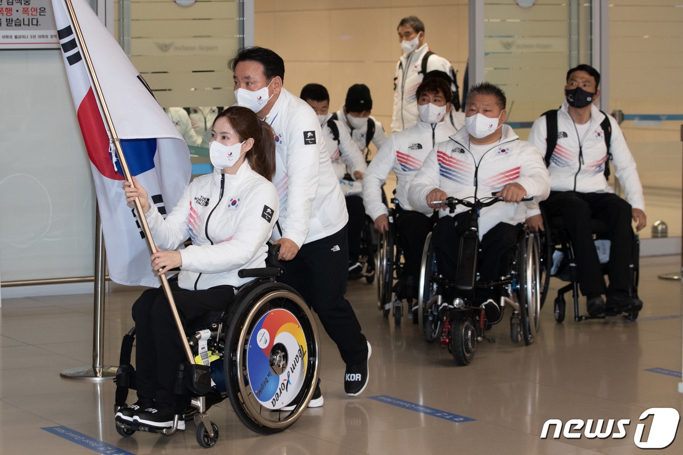 2022 베이징 동계패럴림픽대회에 출전한 한국 선수단이 14일 인천국제공항 제2여객터미널을 통해 귀국하고 있다. 2022.3.14/뉴스1 ⓒ News1 유승관 기자