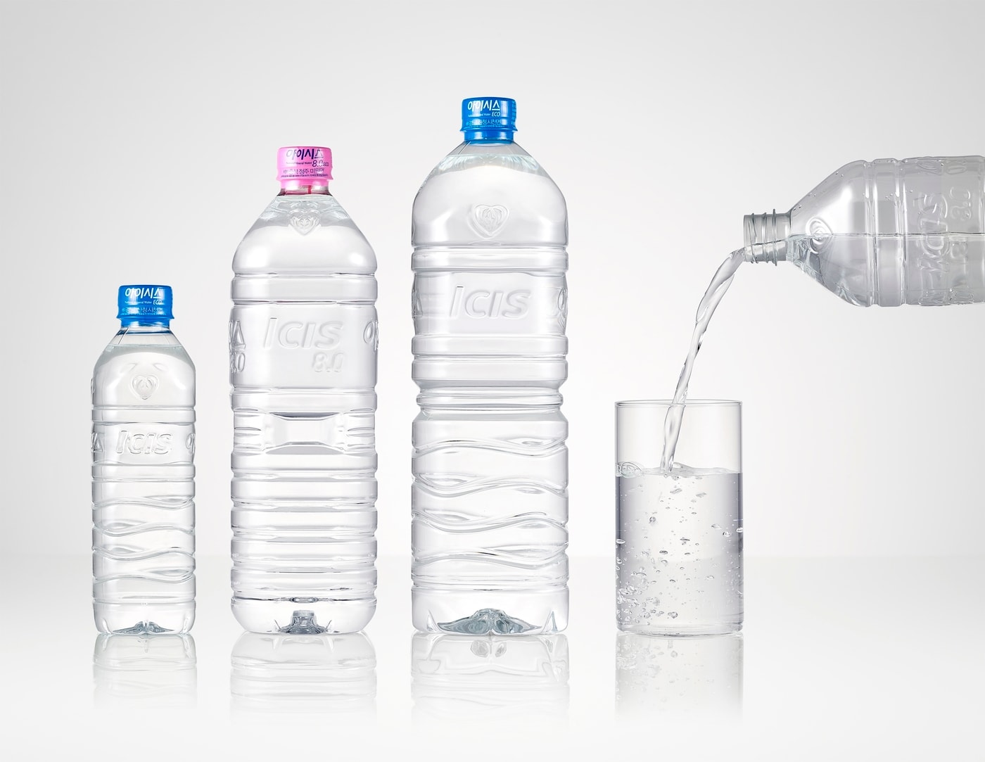 무라벨 생수 아이시스 에코 3종.(롯데칠성음료 제공)ⓒ 뉴스1