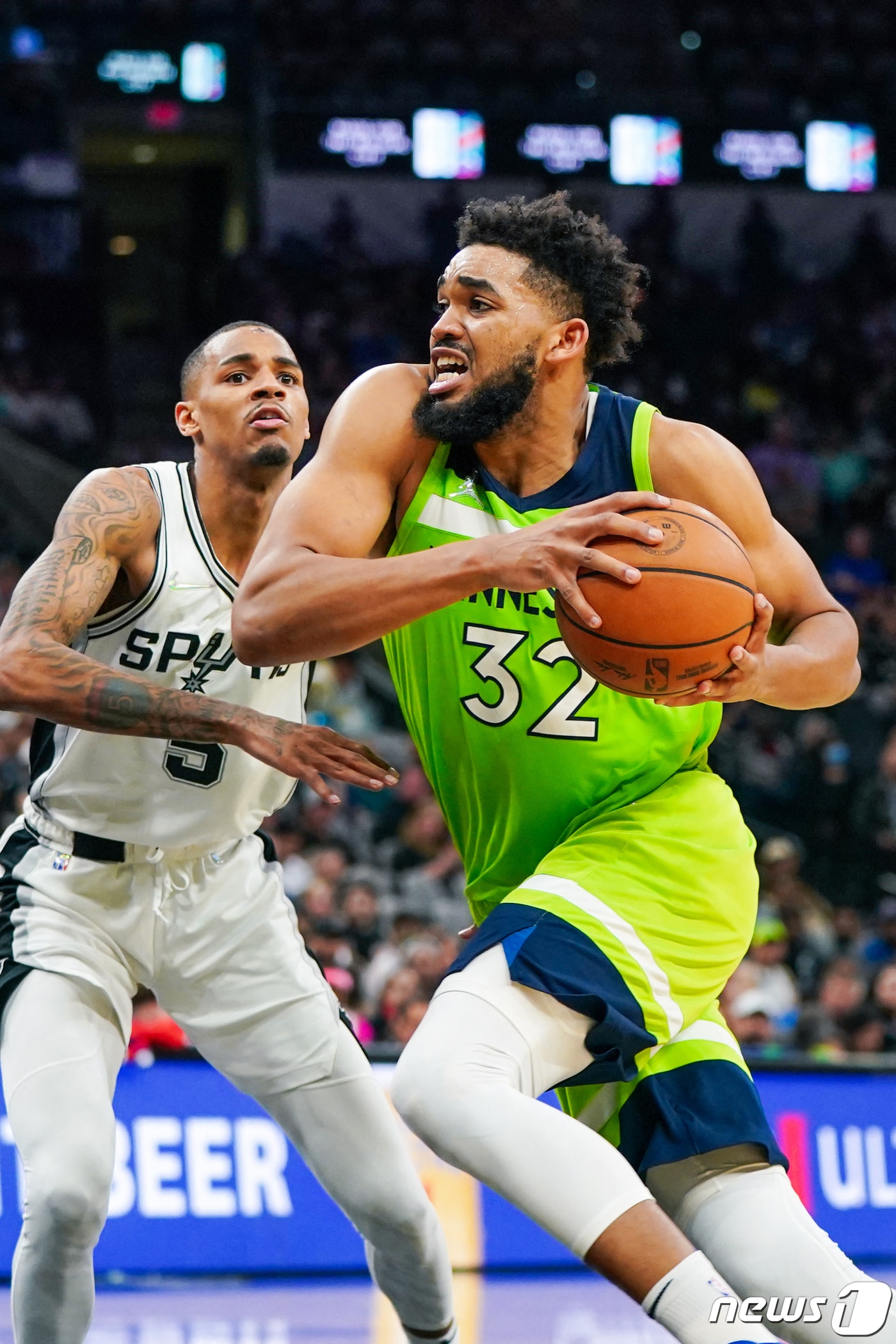NBA 미네소타 칼 앤서니 타운스(오른쪽)가 15일(한국시간) 샌안토니오와 경기에서 드리블을 하고 있다. ⓒ 로이터=뉴스1