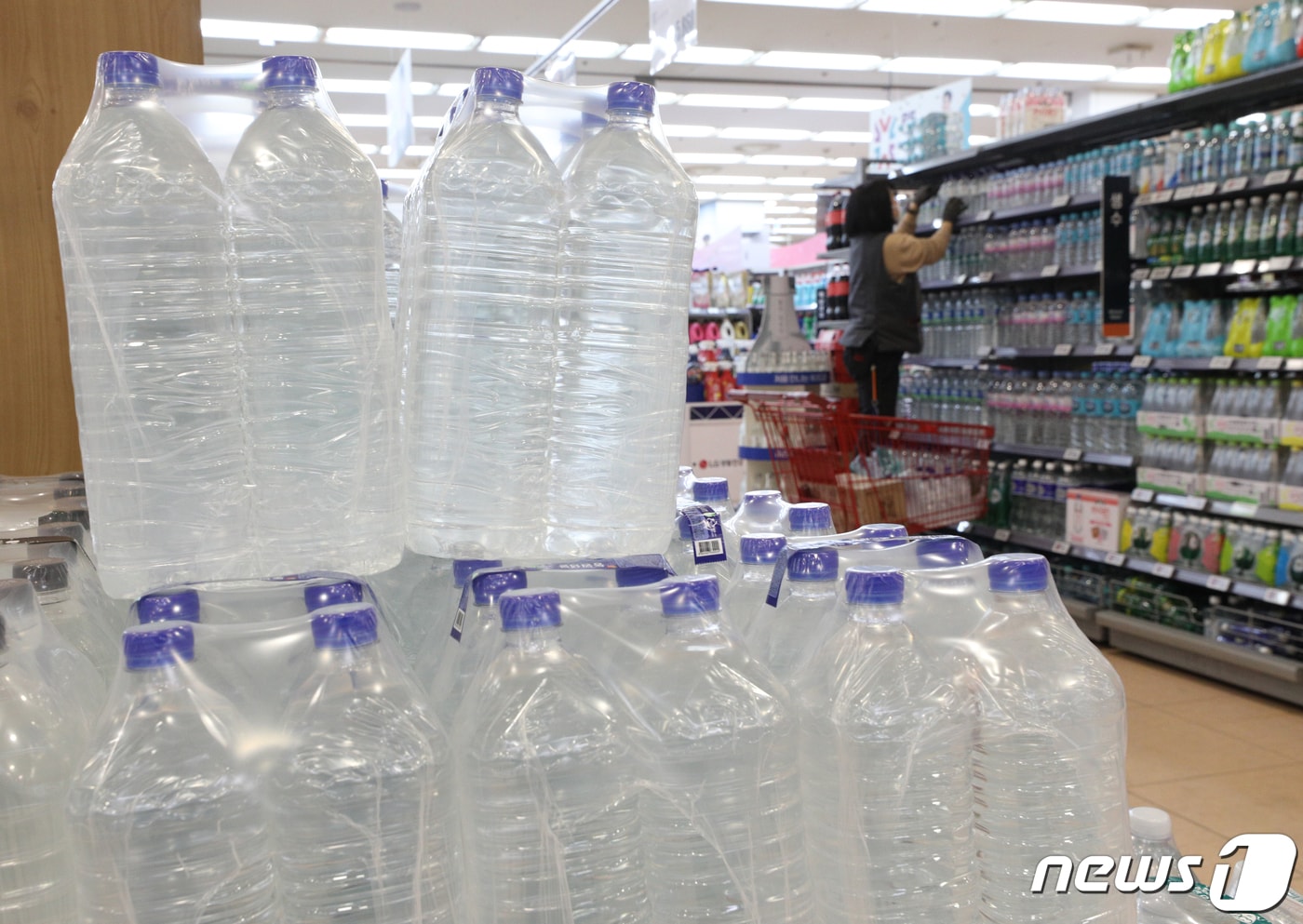 서울의 한 대형마트에서 직원이 무라벨 생수를 진열하고 있다. 2022.3.16/뉴스1 ⓒ News1 신웅수 기자