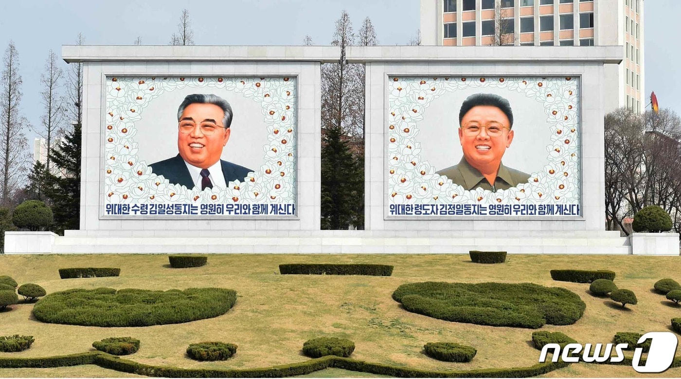 &#40;평양 노동신문=뉴스1&#41; = 북한 김일성 주석&#40;왼쪽&#41;과 김정일 국방위원장의 모습. [국내에서만 사용가능. 재배포 금지. DB 금지. For Use Only in the Republic of Korea. Redistribution Prohibited] rodongphoto@news1.kr