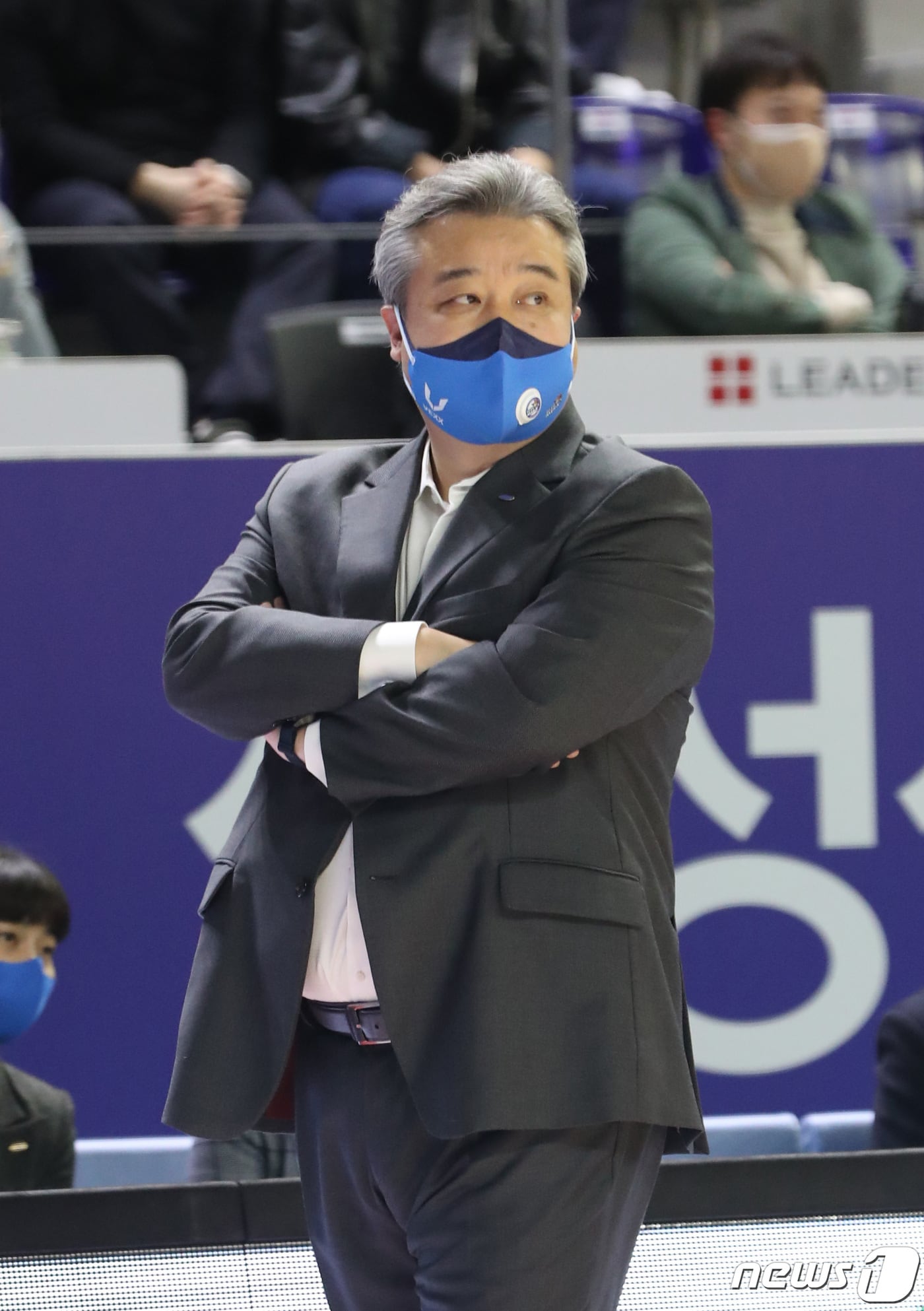 17일 오후 경기 용인 처인구 용인실내체육관에서 열린 '삼성생명 2021~2022 여자프로농구' 용인 삼성생명 블루밍스와 부산 BNK 썸의 경기에서 삼성생명 임근배 감독이 경기를 지켜보고 있다. 2022.3.17/뉴스1 ⓒ News1 김영운 기자
