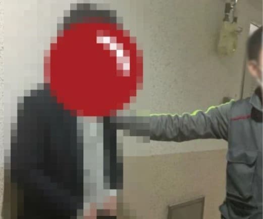 카메라를 들고 도망치던 남성 A씨를 제압하고 있는 쿠팡기사(오른쪽) (온라인 커뮤니티 갈무리) ⓒ 뉴스1