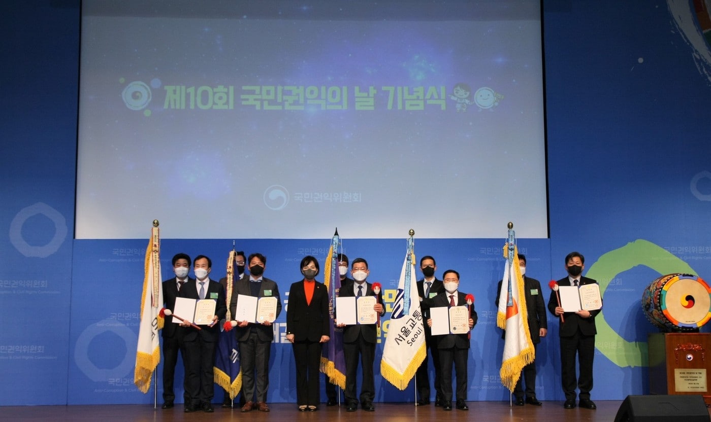소상공인시장진흥공단(오른쪽 첫번째)은 지난 2월25일 국민권익위원회에서 주관하는 ‘제10회 국민권익의날’ 기념식에서 국무총리표창을 수상했다.(소진공 제공) ⓒ 뉴스1