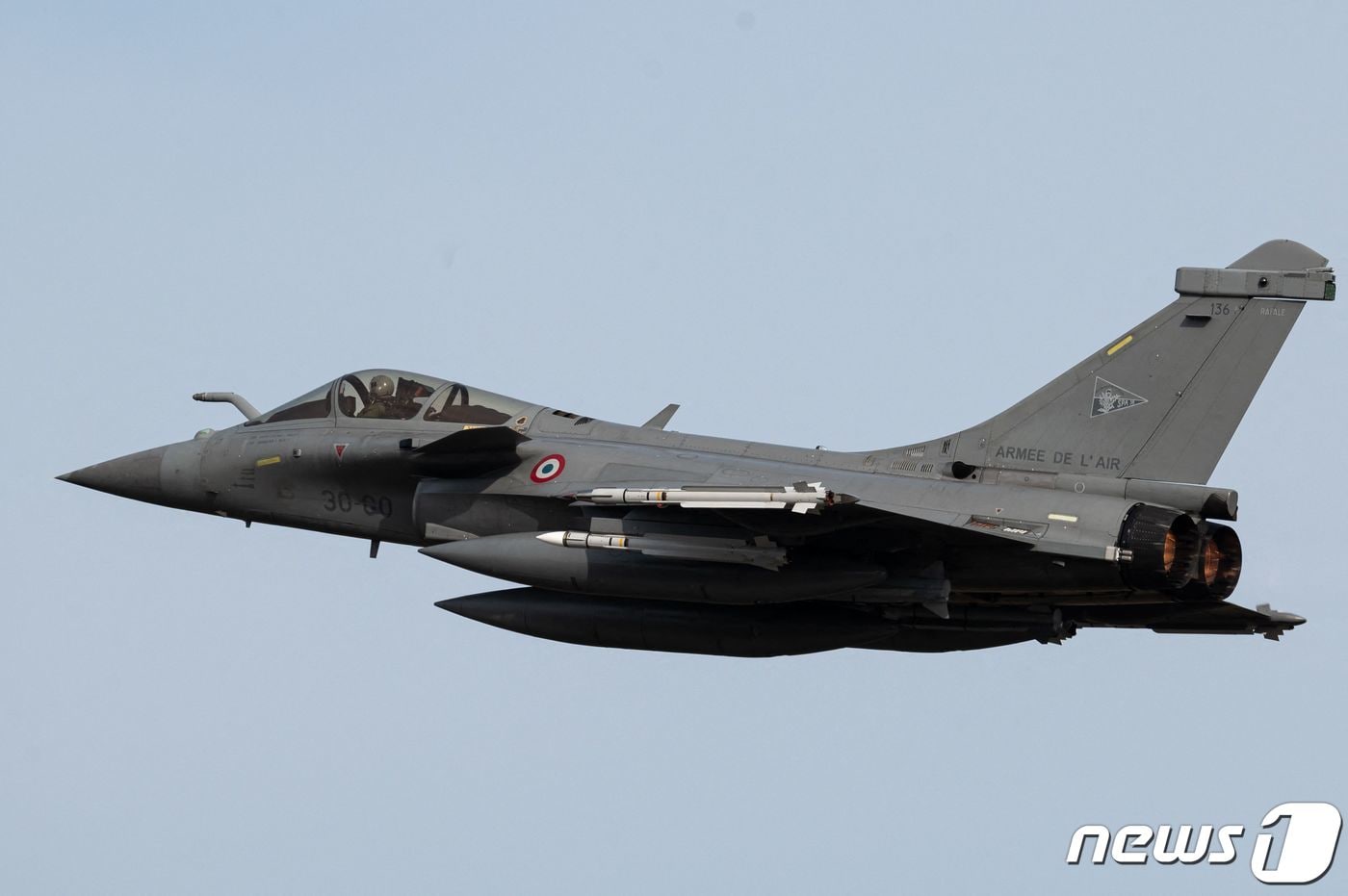 1일(현지시간) 프랑스 몽드마르상 공군 기지에서 라팔 전투기가 폴란드 상공의 경계를 위해 출격을 하고 있다. ⓒ AFP=뉴스1 ⓒ News1 우동명 기자