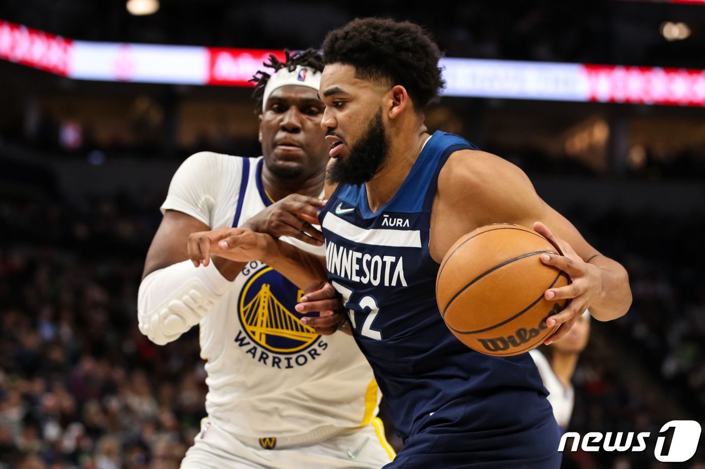 NBA 미네소타 칼 앤서니 타운스(오른쪽)가 2일(한국시간) 골든스테이트와 경기에서 드리블을 하고 있다. ⓒ AFP=뉴스1