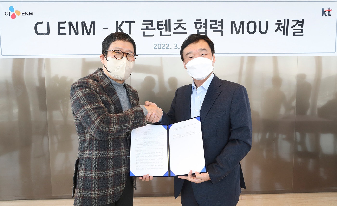 KT 그룹 트랜스포메이션부문장 윤경림 사장(오른쪽)과 CJ ENM 강호성 대표가 21일 오전 서울 종로구 KT 광화문빌딩 이스트 사옥에서 콘텐츠 사업 협력을 위한 전략적 파트너십을 체결했다. (KT 제공)