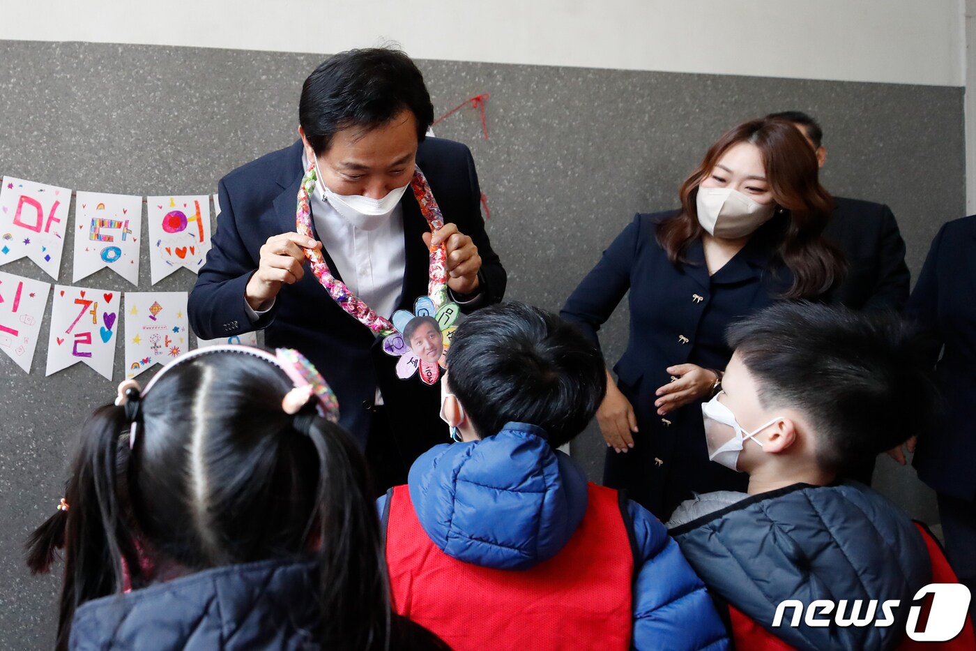 오세훈 서울시장이 서울 강서구 마곡단지 내 서울형 모아어린이집에서 현장 간담회에 앞서 아이들에게 목걸이를 선물 받고 있다. 2022.3.22/뉴스1 ⓒ News1 이승배 기자