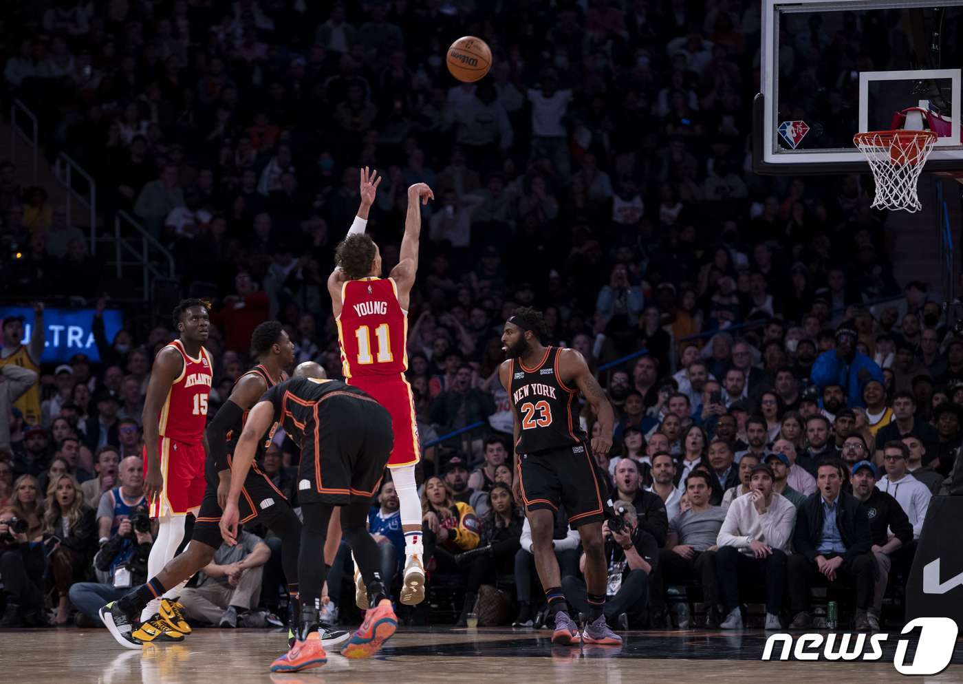 애틀랜타 호크스 트레이 영이 23일(한국시간) 뉴욕 닉스와의 경기에서 슛을 시도하고 있다. ⓒ AFP=뉴스1