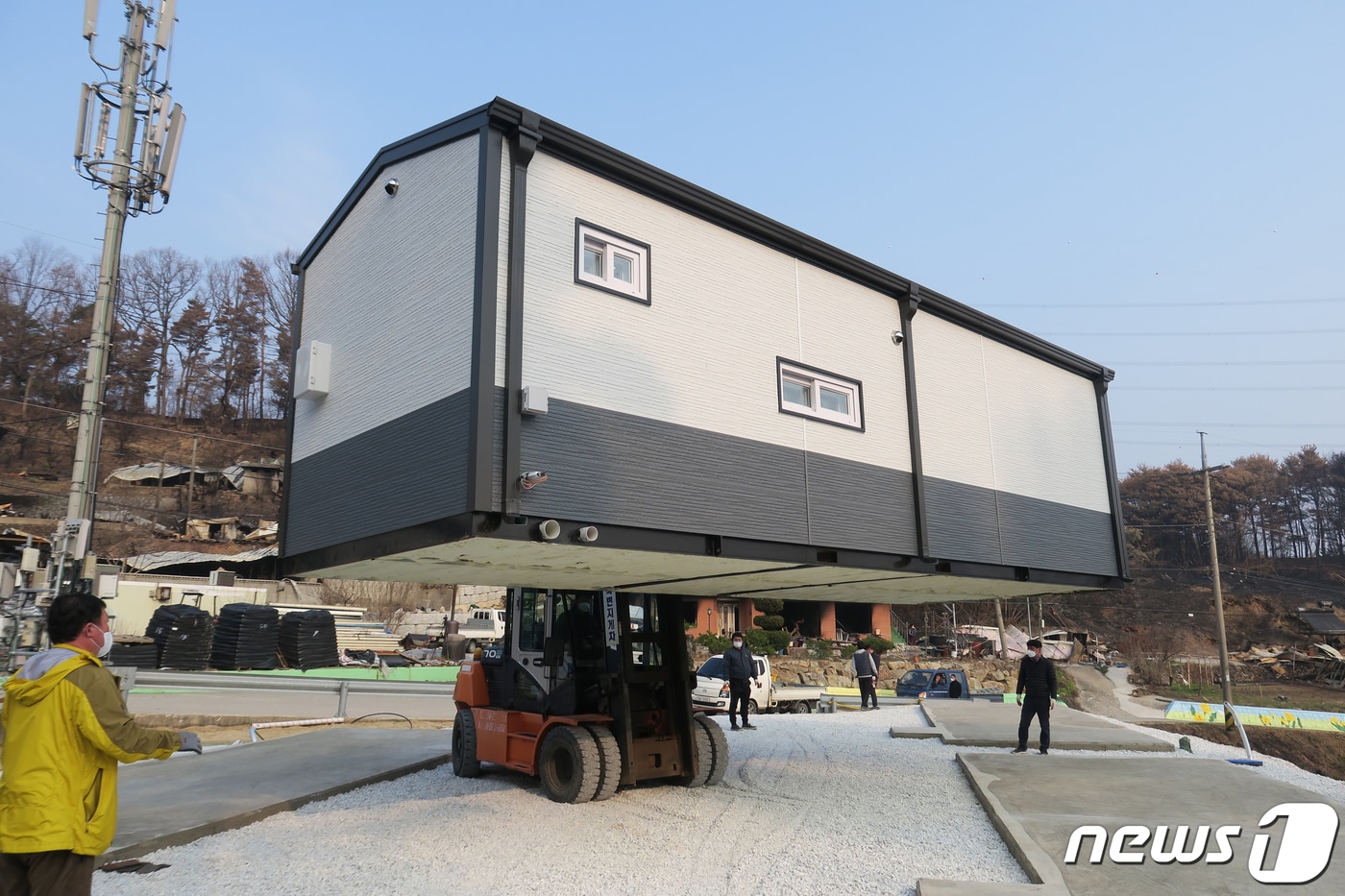 2022년 3월 경북 울진군 북면 신화 2리 산불 피해 지역에 이재민들이 사용할 임시조립식 주택이 설치되고 있다. (뉴스1 자료, 재판매 및 DB 금지) 뉴스1 ⓒ News1 최창호 기자