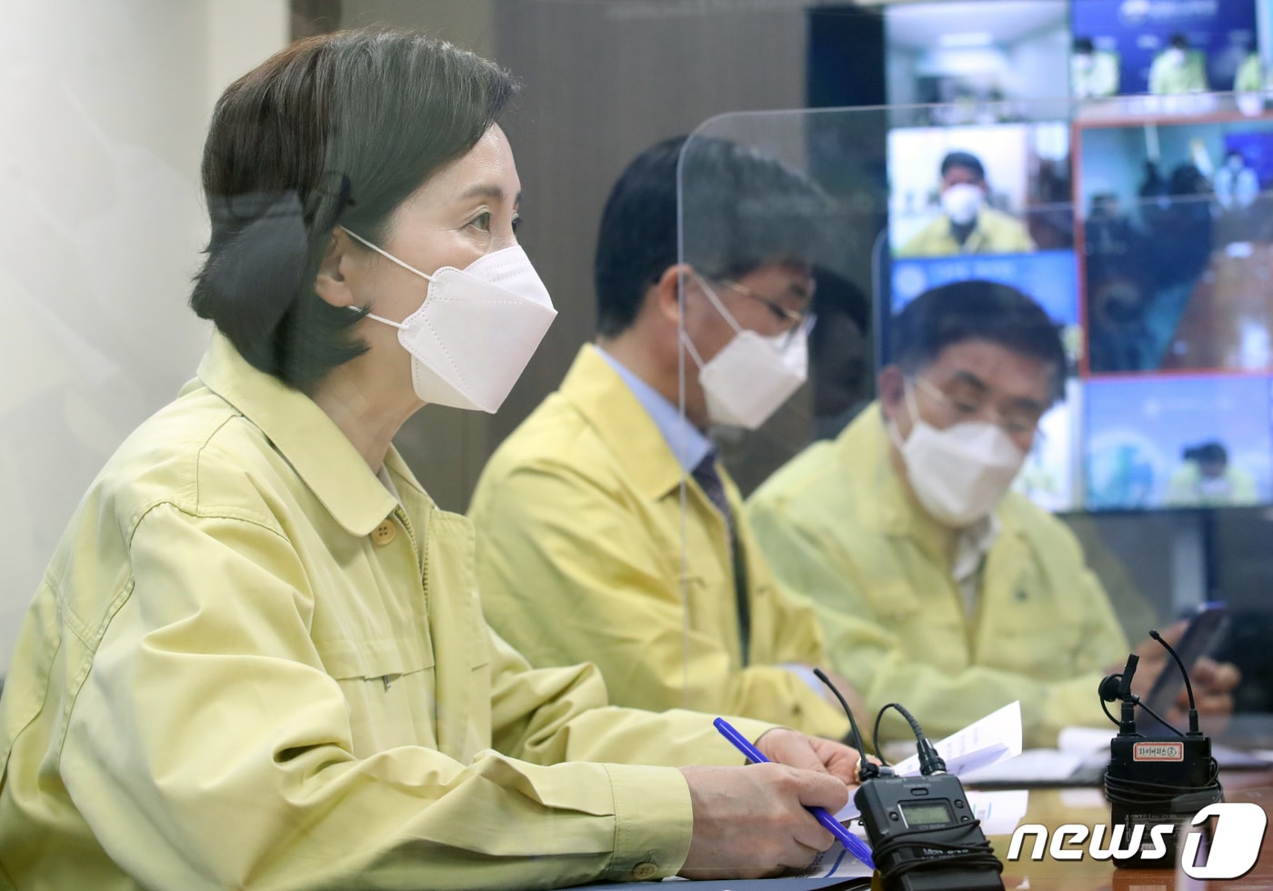 유은혜 사회부총리 겸 교육부 장관이 24일 오전 서울 종로구 정부서울청사에서 열린 새 학기 오미크론 대응 비상점검·지원단 회의를 주재하며 발언을 하고 있다. 2022.3.24/뉴스1 ⓒ News1 송원영 기자