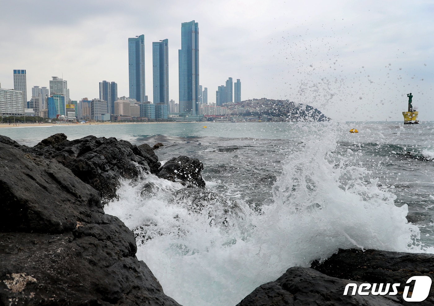 부산 해운대구 해운대해수욕장에 먹구름이 드리우고 있는 모습.(사진은 기사 내용과 무관함)ⓒ News1 김영훈 기자