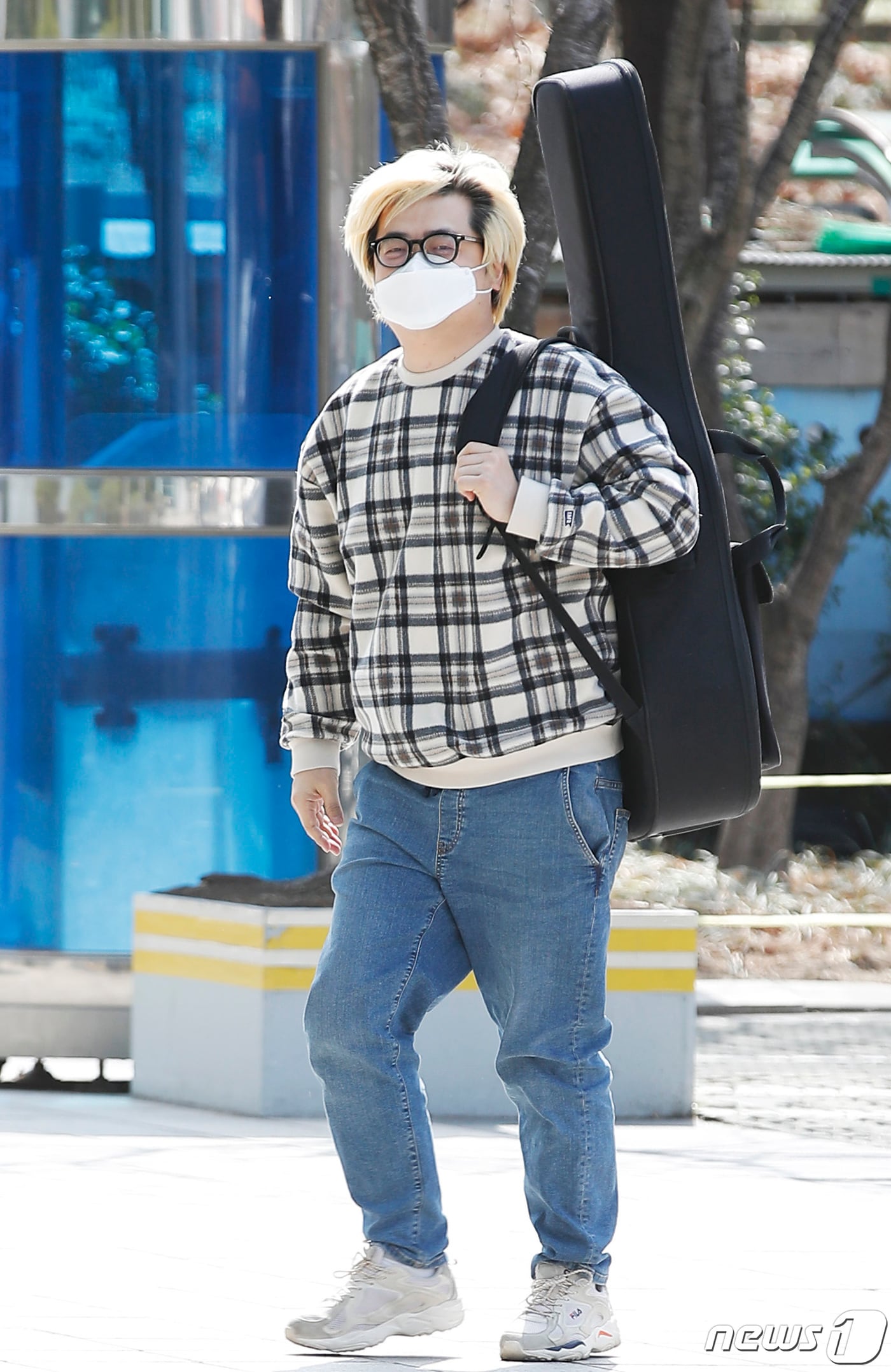 장미여관 강준우가 29일 오후 서울 양천구 목동 SBS에서 진행되는 방송을 위해 들어서고 있다. 2022.3.29 ⓒ 뉴스1 권현진 기자
